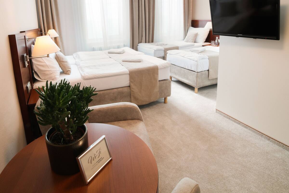 Quarto quádruplo econômico | Cortinas blackout, Wi-Fi de cortesia, roupa de cama