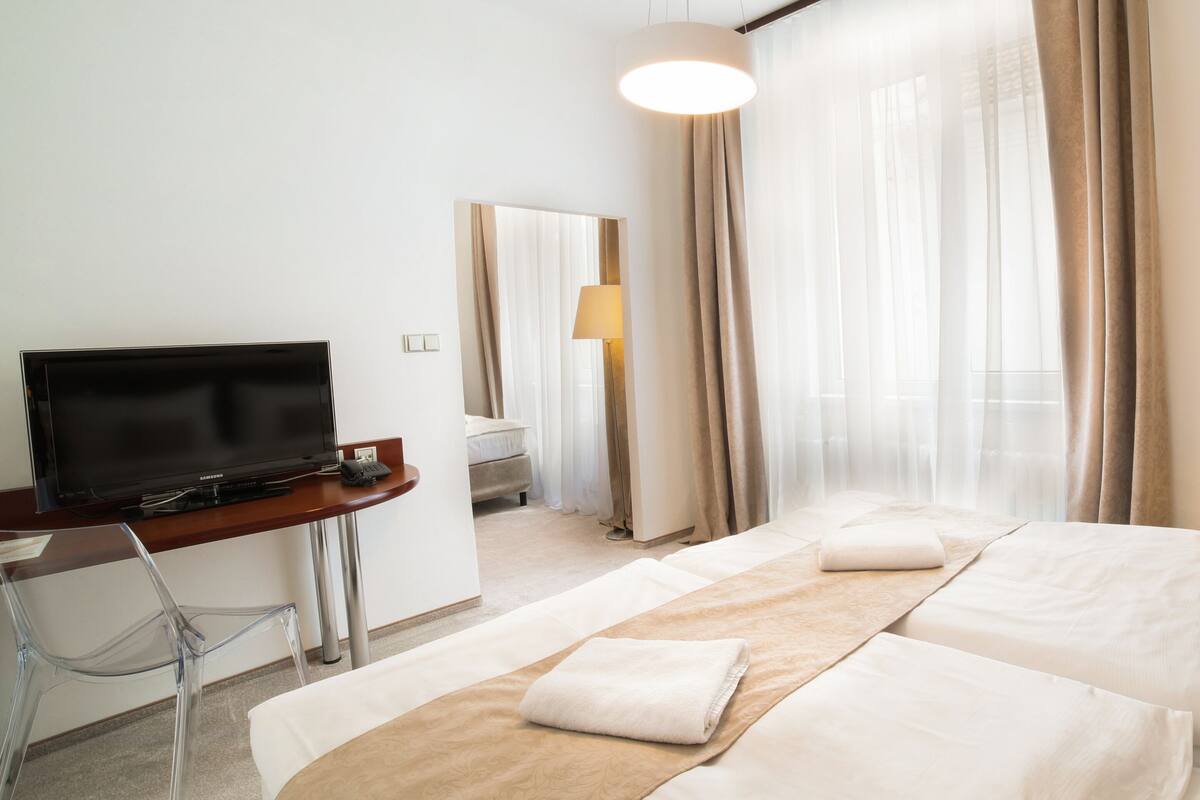 Quarto triplo econômico | Cortinas blackout, Wi-Fi de cortesia, roupa de cama