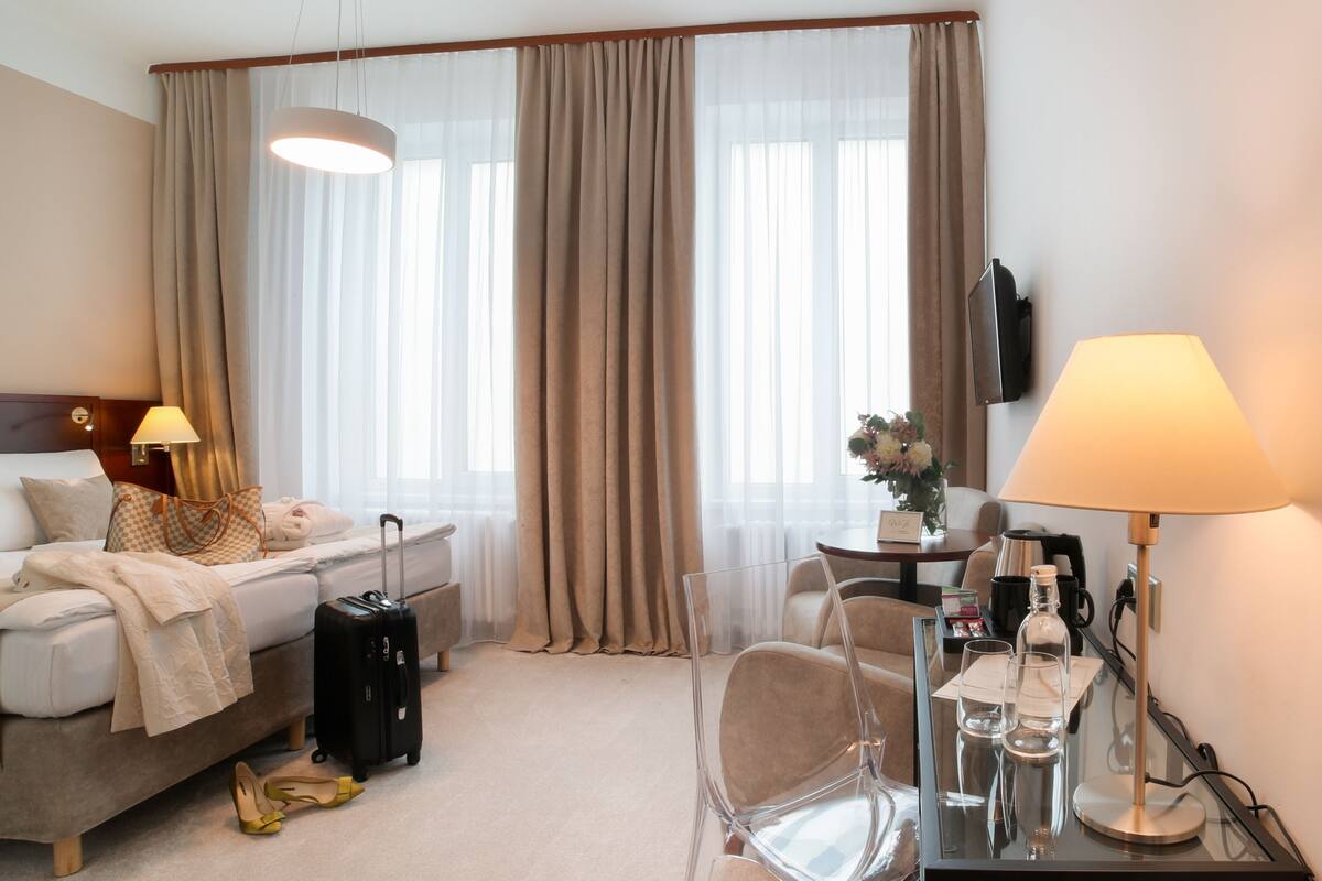 Quarto casal empresarial | Cortinas blackout, Wi-Fi de cortesia, roupa de cama