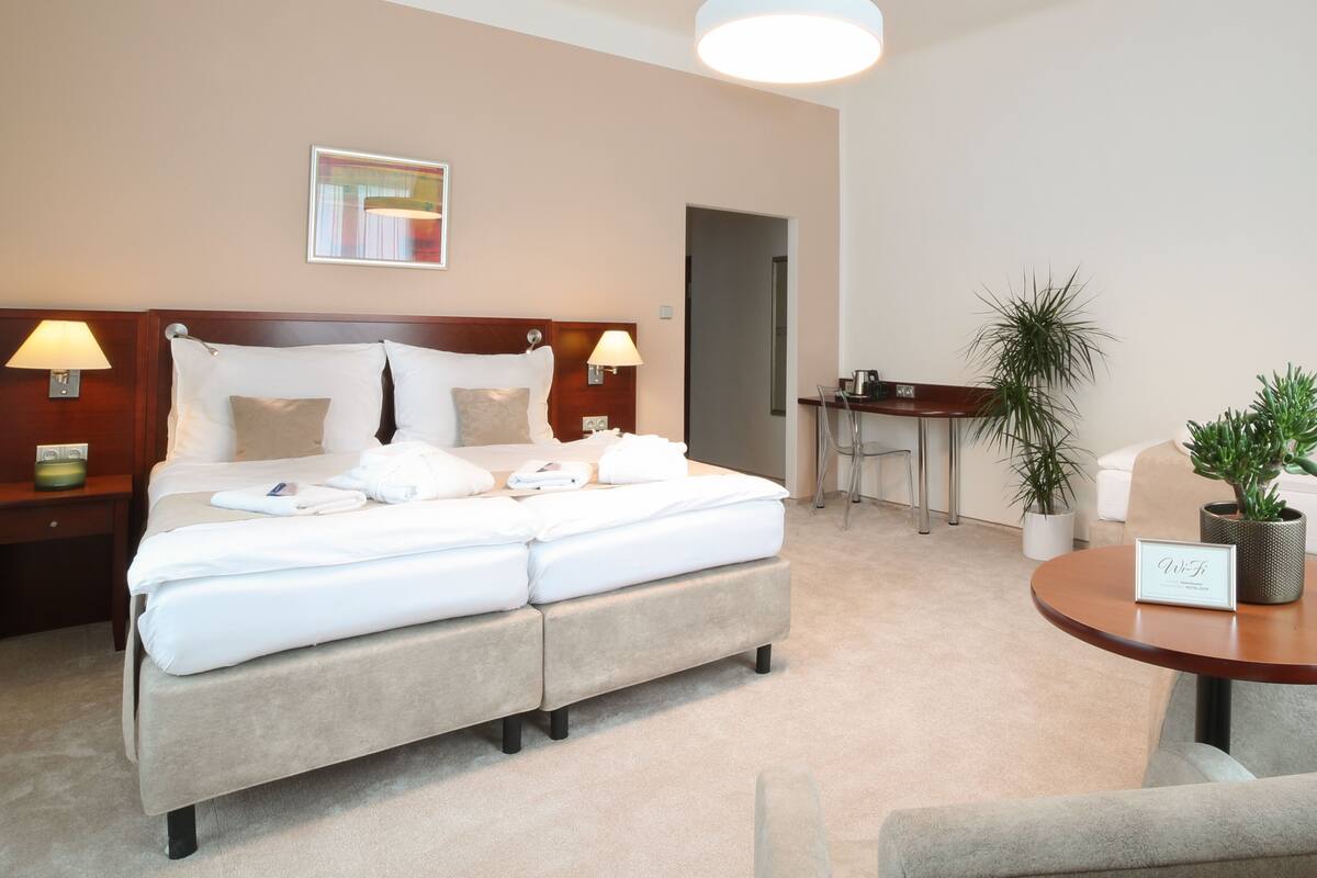Quarto triplo empresarial | Cortinas blackout, Wi-Fi de cortesia, roupa de cama