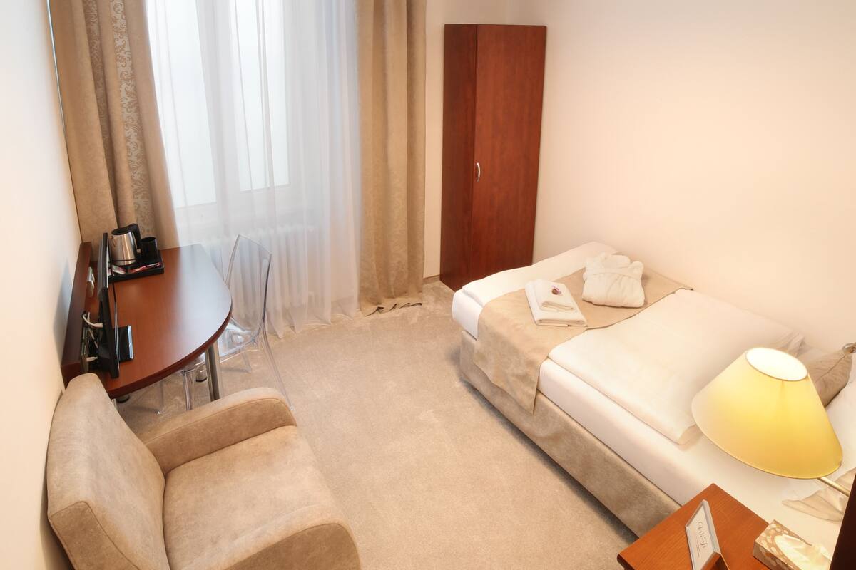 Quarto solteiro empresarial | Cortinas blackout, Wi-Fi de cortesia, roupa de cama