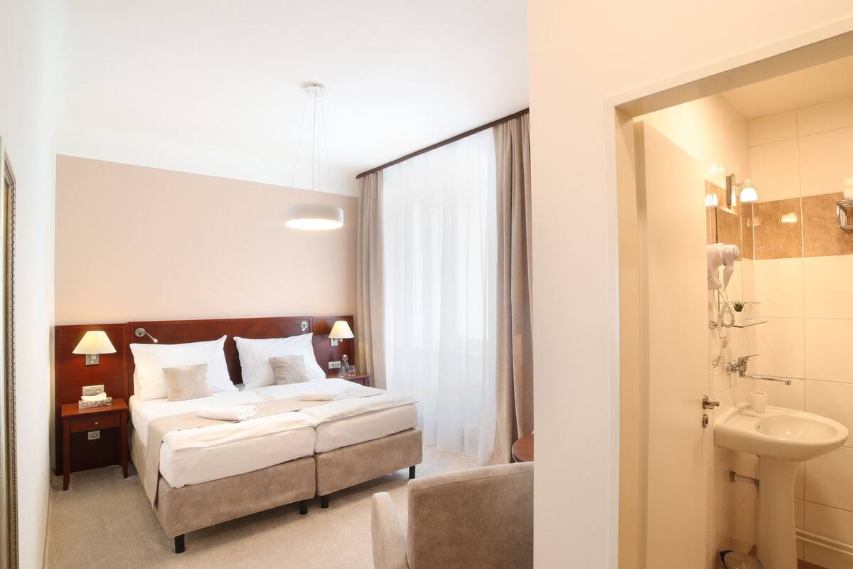 Quarto casal econômico | Cortinas blackout, Wi-Fi de cortesia, roupa de cama
