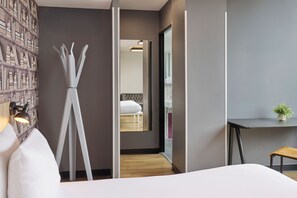 Blackout drapes, soundproofing, iron/ironing board, free WiFi - Generator Paris (Paris)