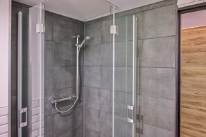 Deluxe Queen | Bathroom shower