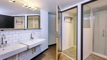 Kamer, gemengd, en-suite badkamer (1 bed) | Badkamer | Een douche, milieuvriendelijk toiletgerief, een haardroger, handdoeken