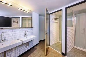 1 Bed in a 10 Bed mixed dorm | Bathroom | Shower, eco-friendly toiletries, hair dryer, towels