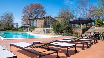 Kolam renang terbuka bermusim