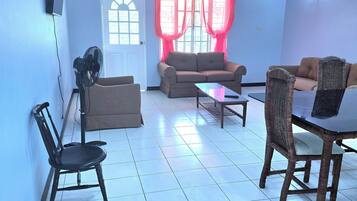 基本聯排別墅, 多間臥室, 廚房 | 客廳 | 32 吋智能電視連數碼電視頻道