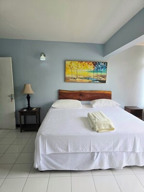 Quarto casal standard, 1 cama King (in Townhouse) | 2 quartos, roupas de cama antialérgicas, cofres nos quartos