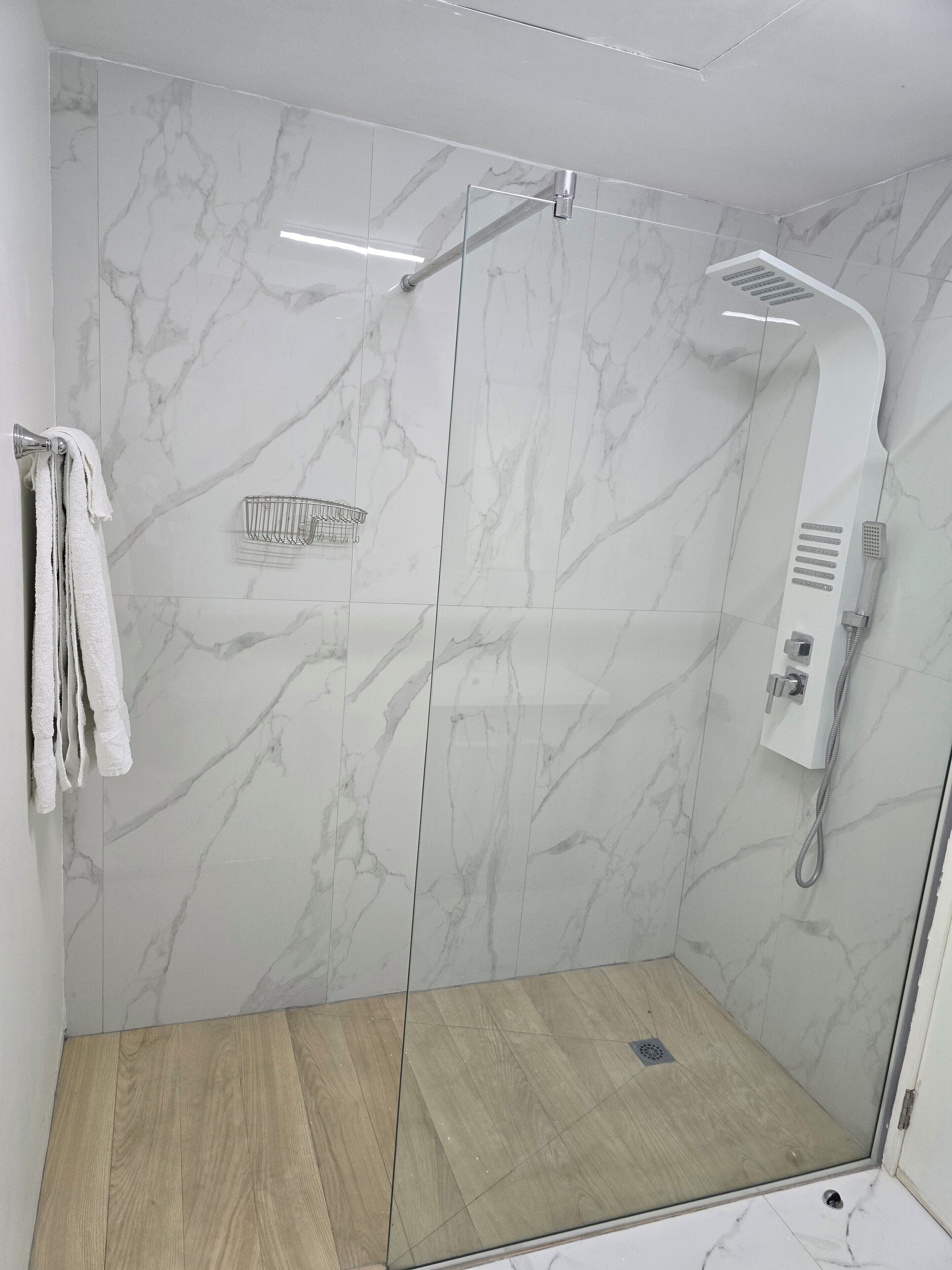 Estudio económico | Baño | Regadera tipo lluvia, amenidades de baño gratuitas, toallas, jabón 