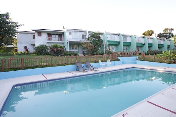 Outdoor pool - The Gardens (Kingston)