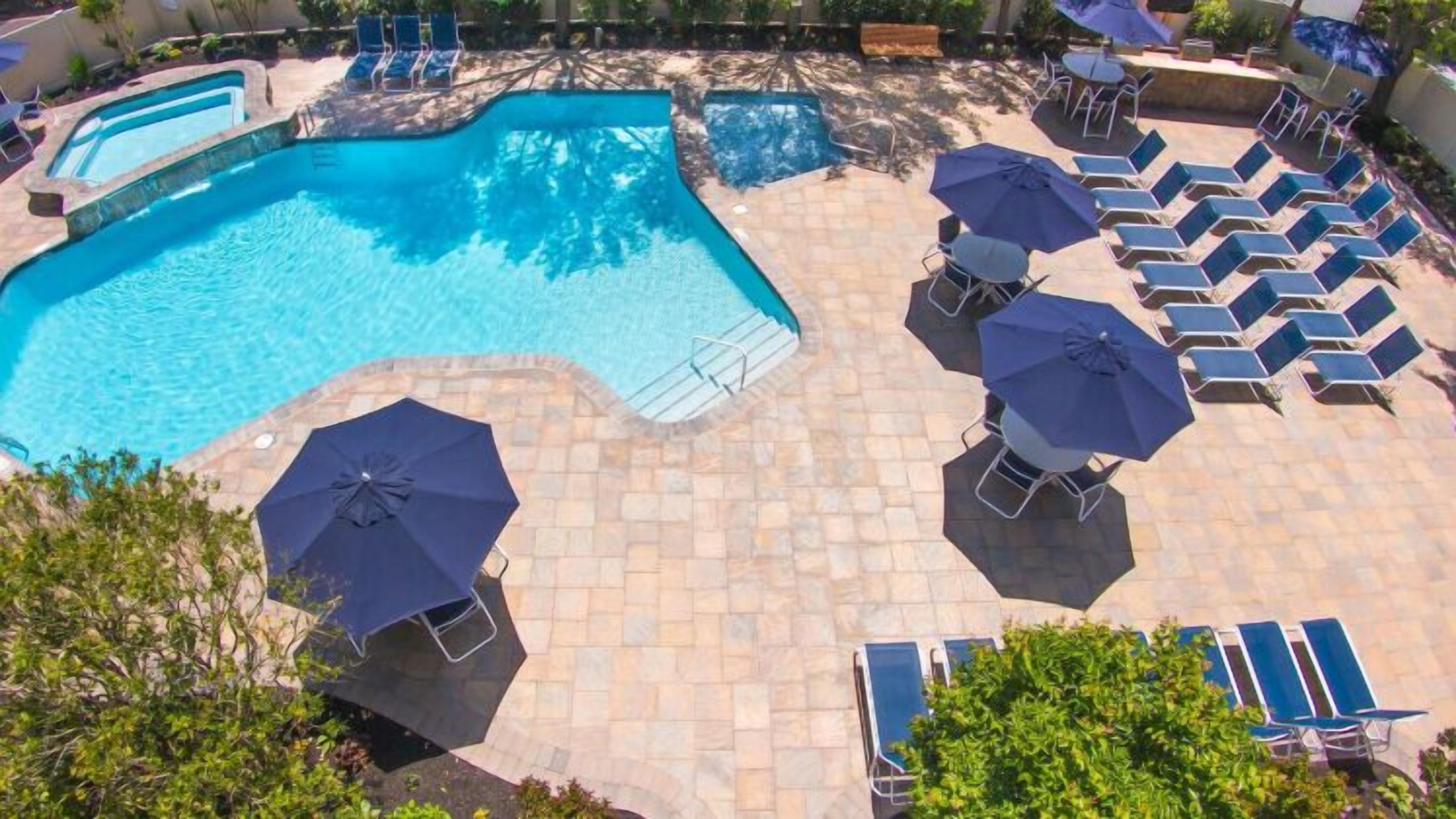 Piscine extérieure en saison, parasols, chaises longues