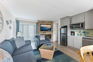 套房, 2 间卧室, 简易厨房 | 起居区 | 电视