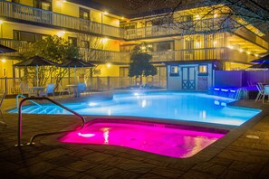 Seasonal outdoor pool, pool umbrellas, pool loungers - Beachcomber Resort (Avalon)