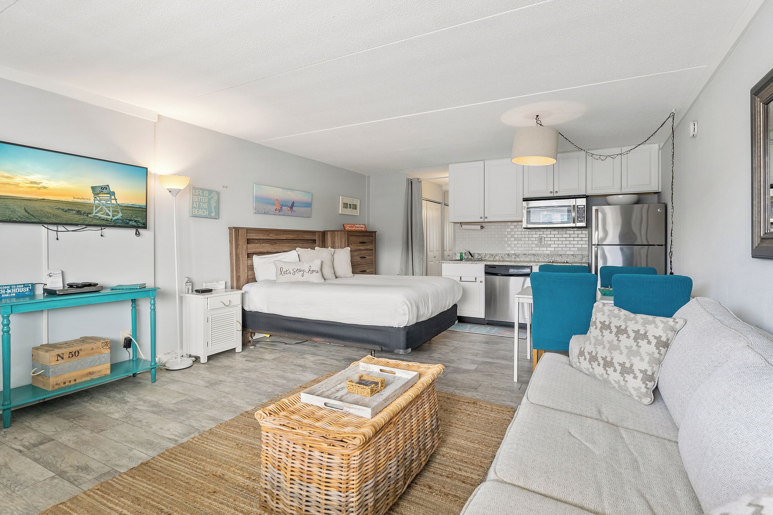 Monolocale, angolo cottura | Area soggiorno | TV