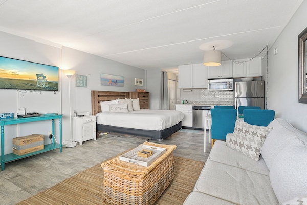 Monolocale, angolo cottura | Area soggiorno | TV