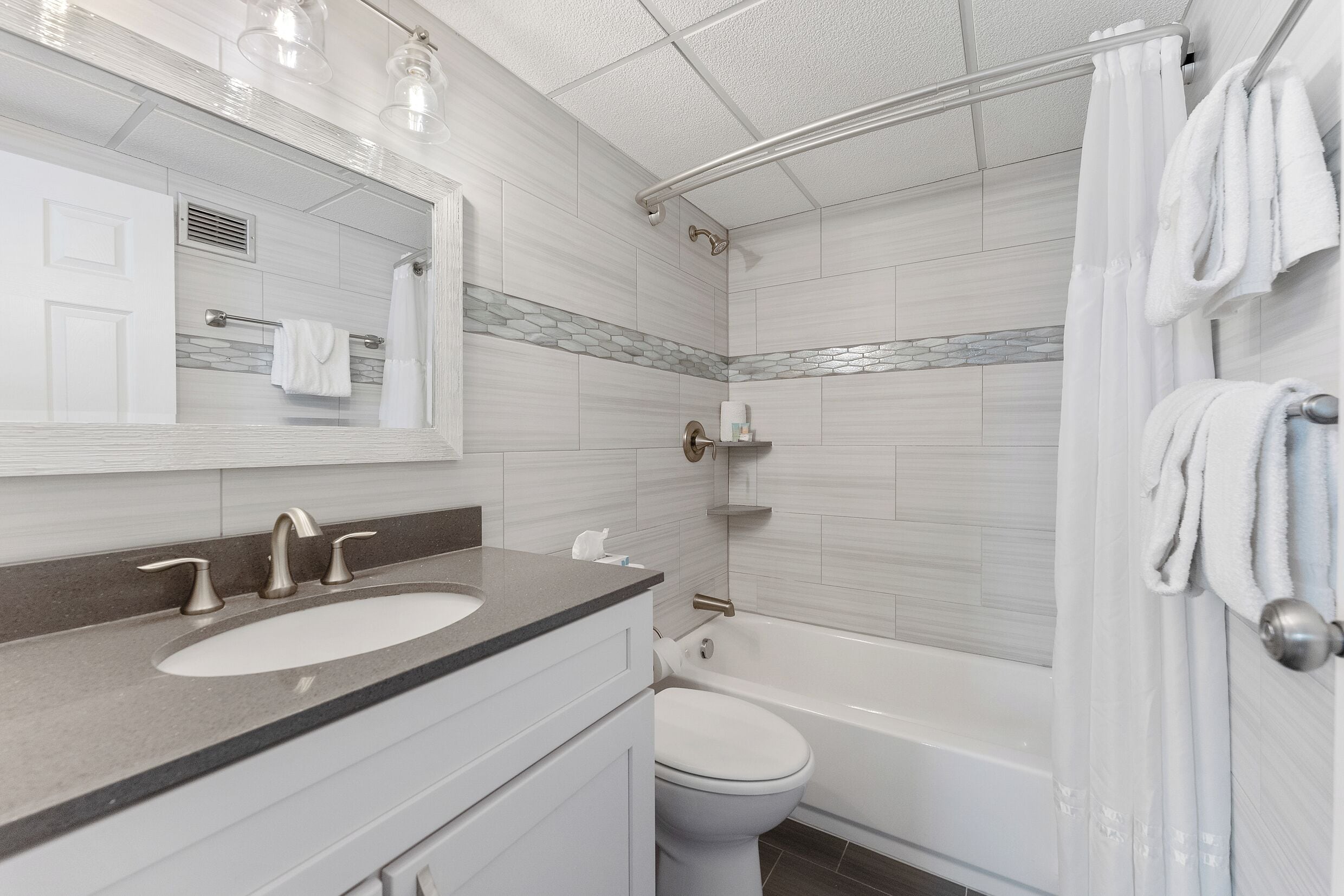 Ein modernes Badezimmer mit Waschbecken, Toilette und Badewanne.