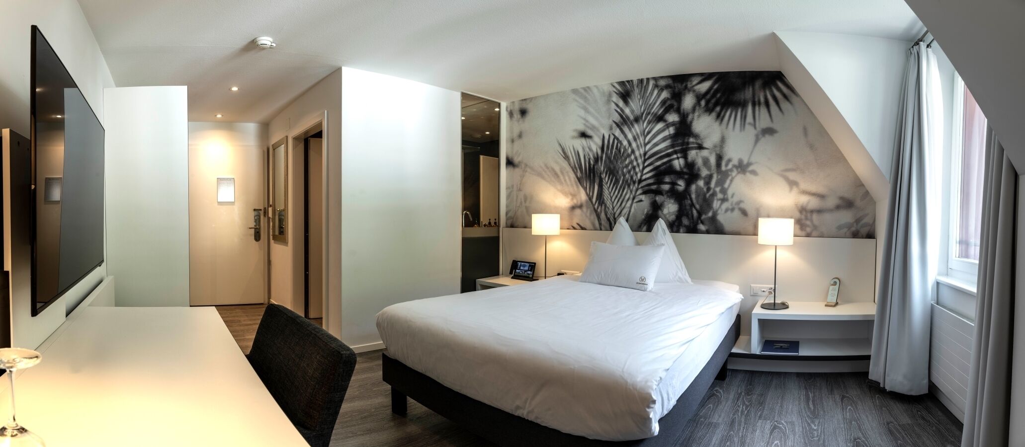 1 bedroom, premium bedding, free minibar items, in-room safe