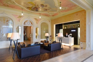 Lobby-Lounge