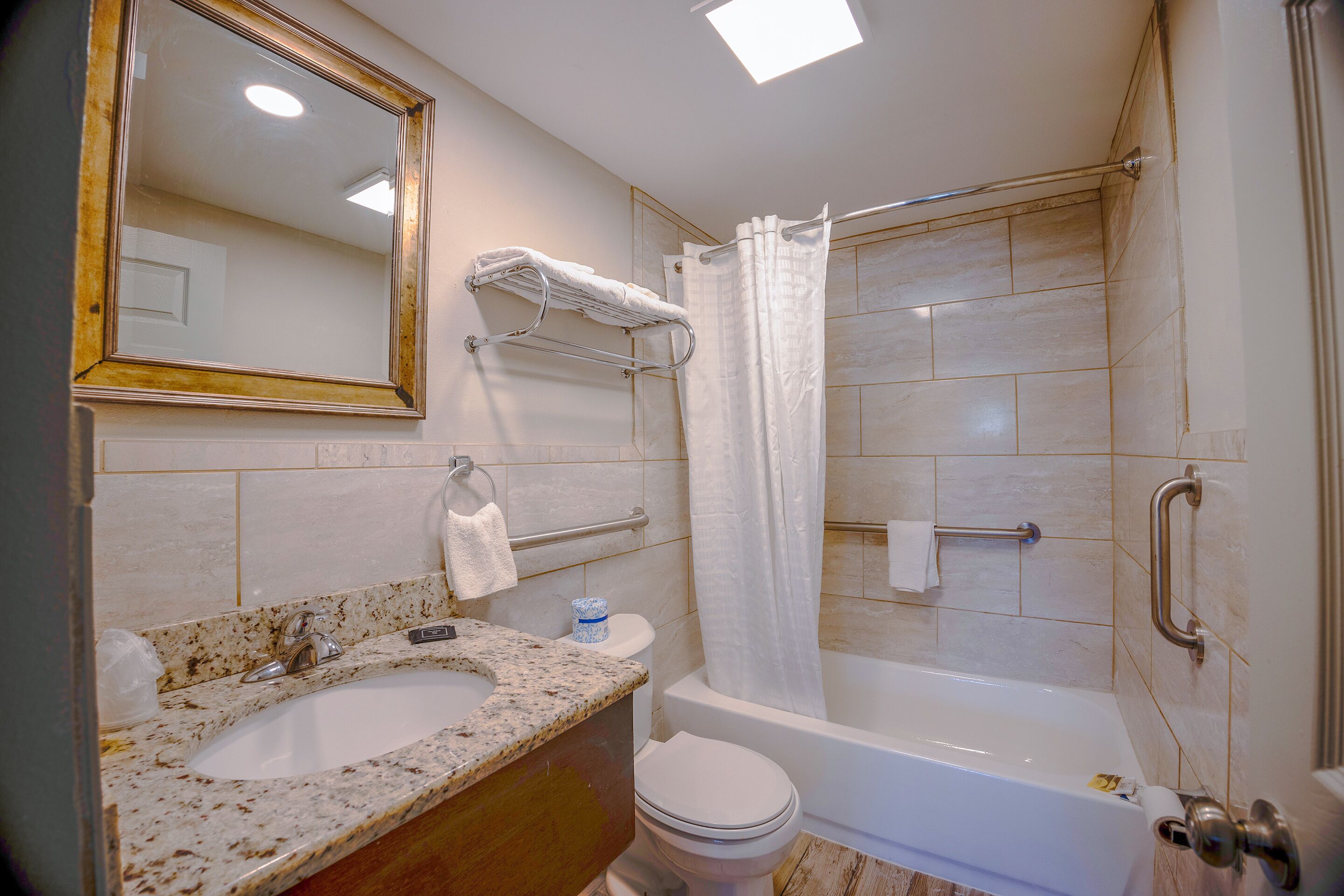 Room, 1 King Bed, Non Smoking | Bathroom