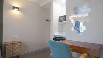 Appartement, 1 chambre | Bureau, fer et planche à repasser, accès au Wi-Fi (inclus)