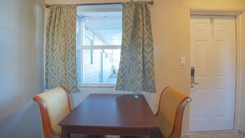 Apartment, 1 Bedroom | Meja, seterika/papan seterika, Wi-fi percuma