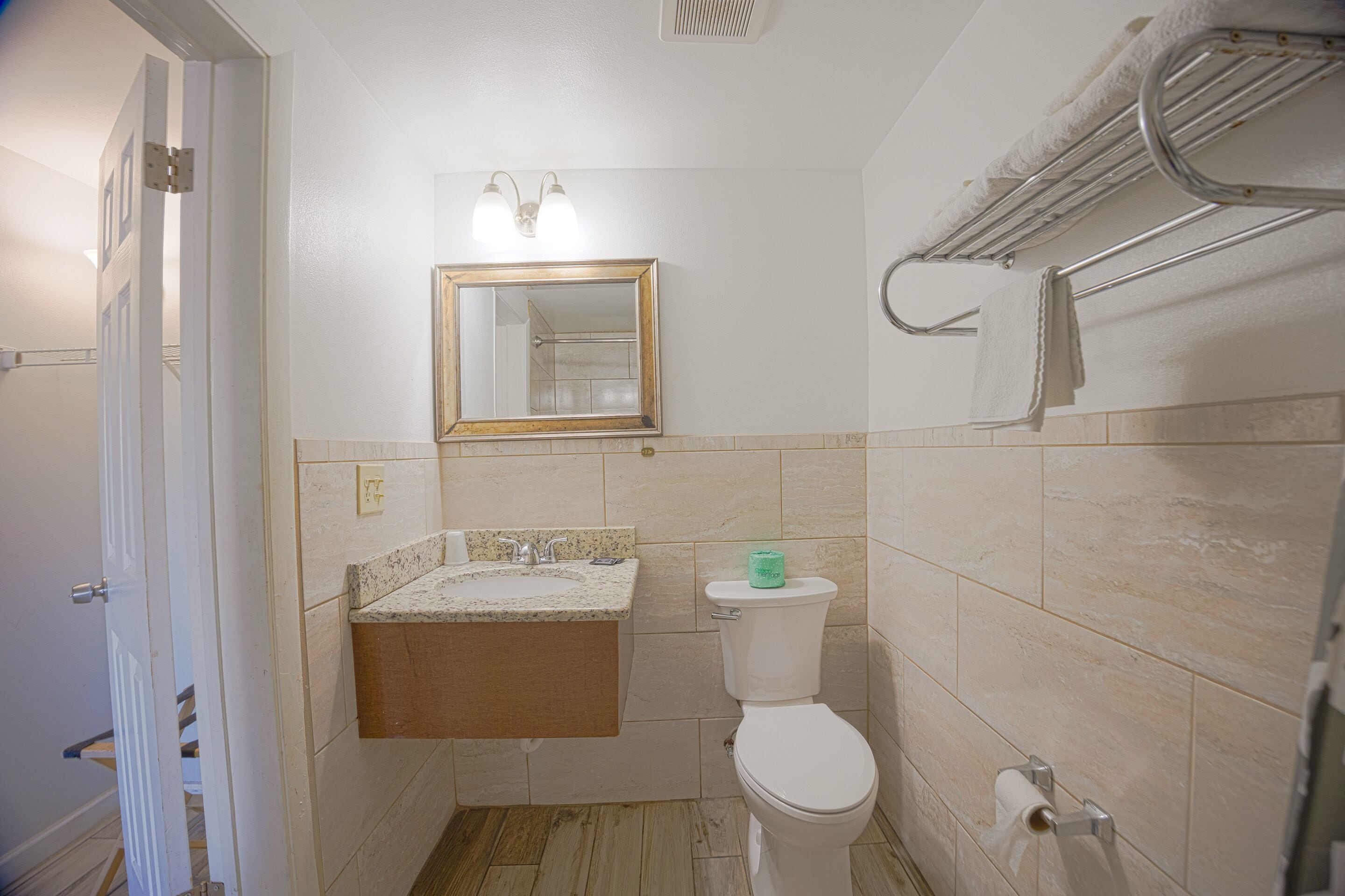Un baño con inodoro, lavabo y espejo.