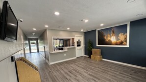 Un intérieur moderne comprenant un espace cuisine, un salon et un couloir.