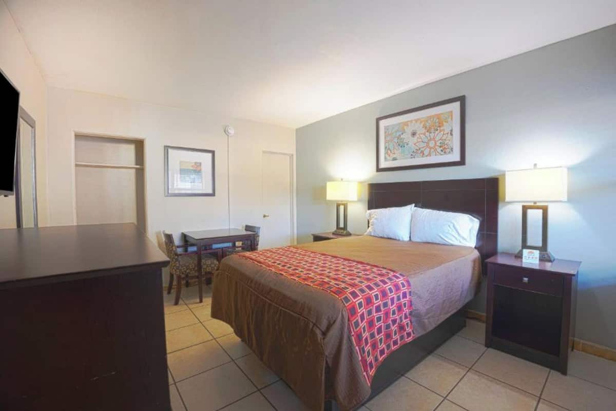 1 habitación, escritorio, tabla de planchar con plancha y wifi gratis