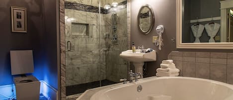 Suite luxueuse, 1 trÚs grand lit, foyer | Salle de bain | Baignoire à remous, articles de toilette (gratuits), séchoir à cheveux