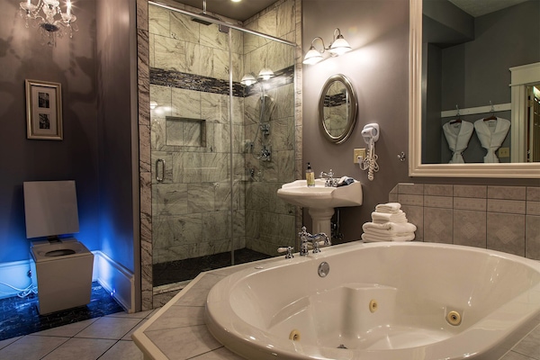 Luxury Suite, 1 King Bed, Fireplace | Bathroom | Jetted tub, free toiletries, hair dryer, towels