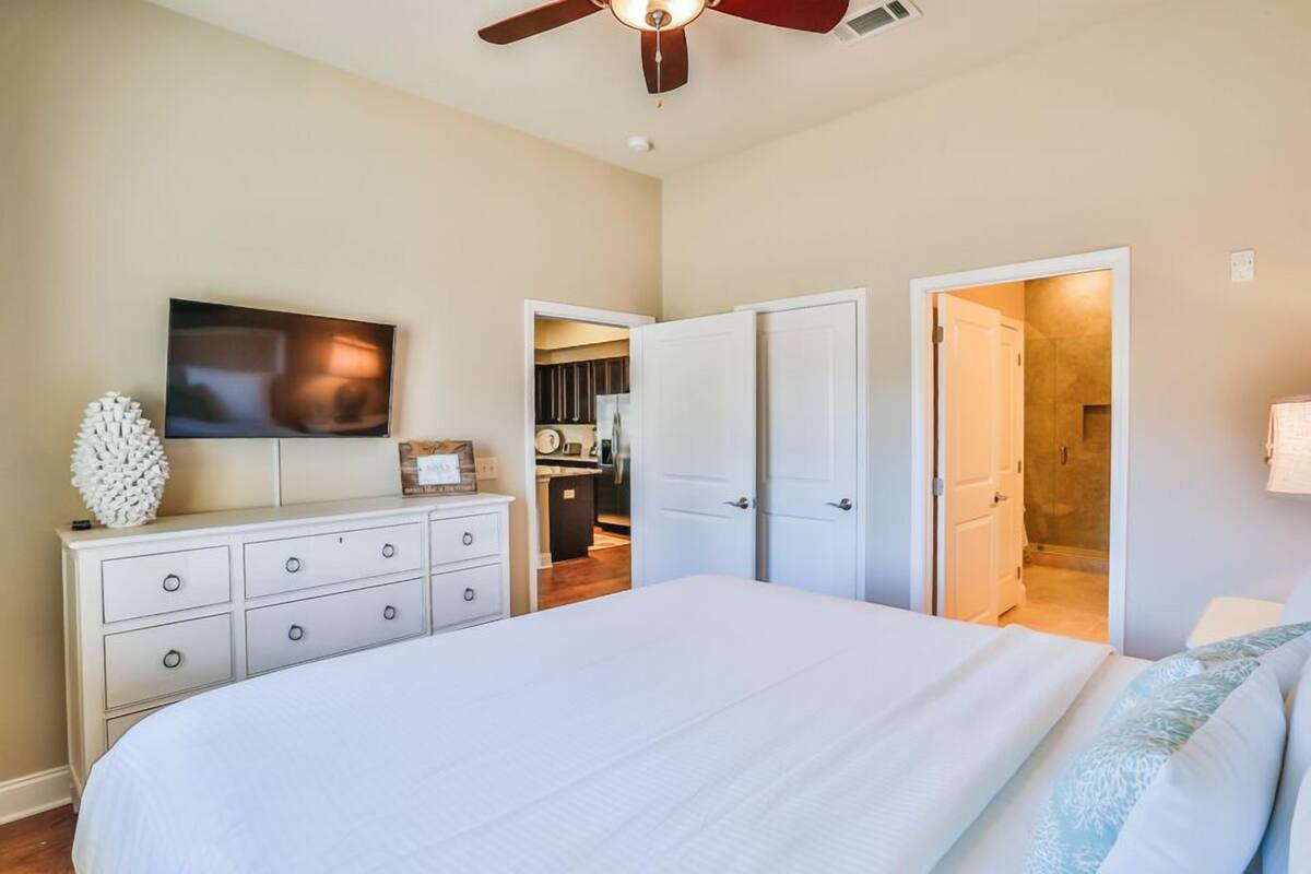 1 bedroom, premium bedding, WiFi (free)