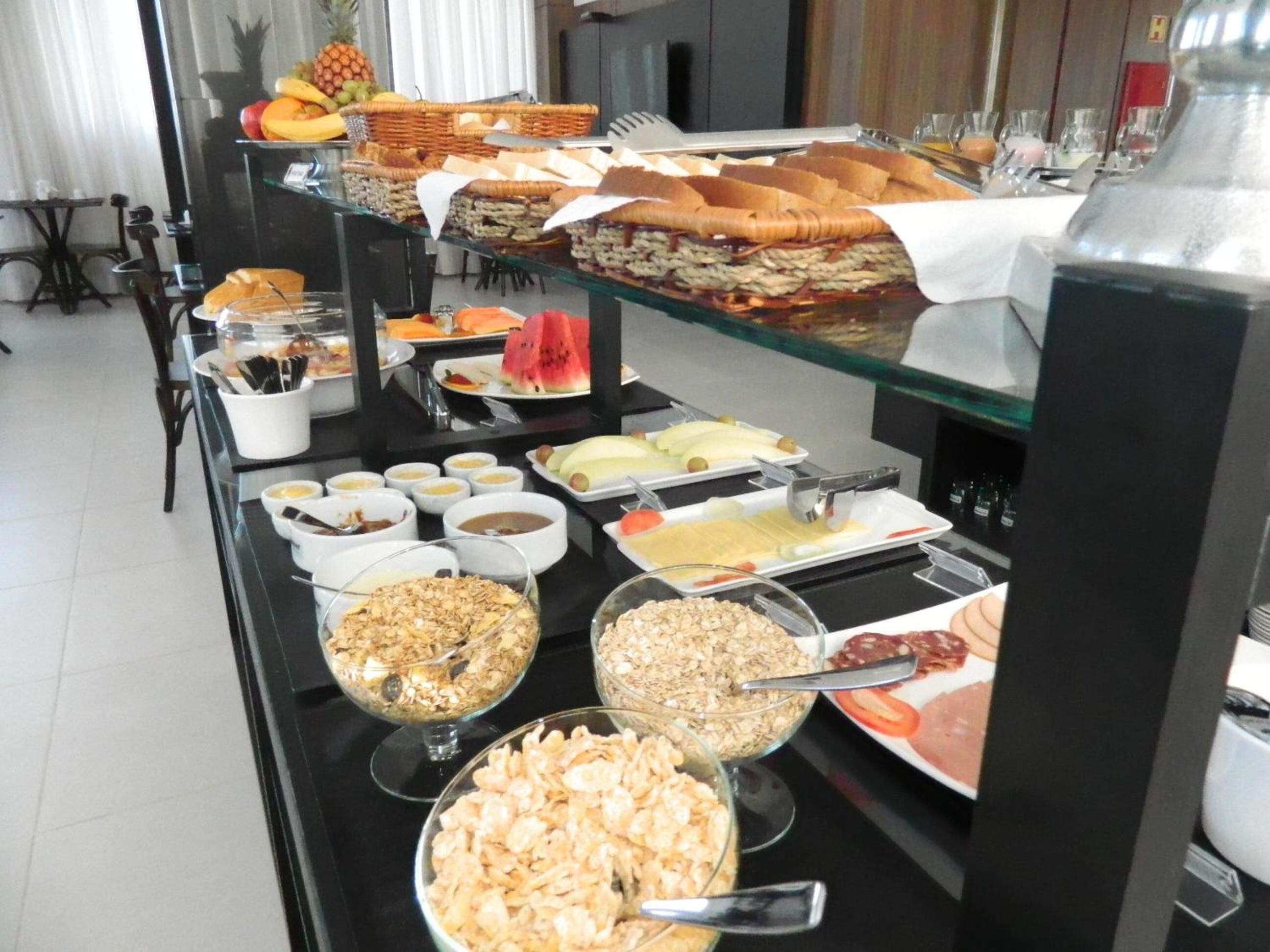 1 多间卧室、客房内保险箱、遮光窗帘、隔音