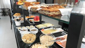 Un bufé con diversos alimentos y utensilios.
