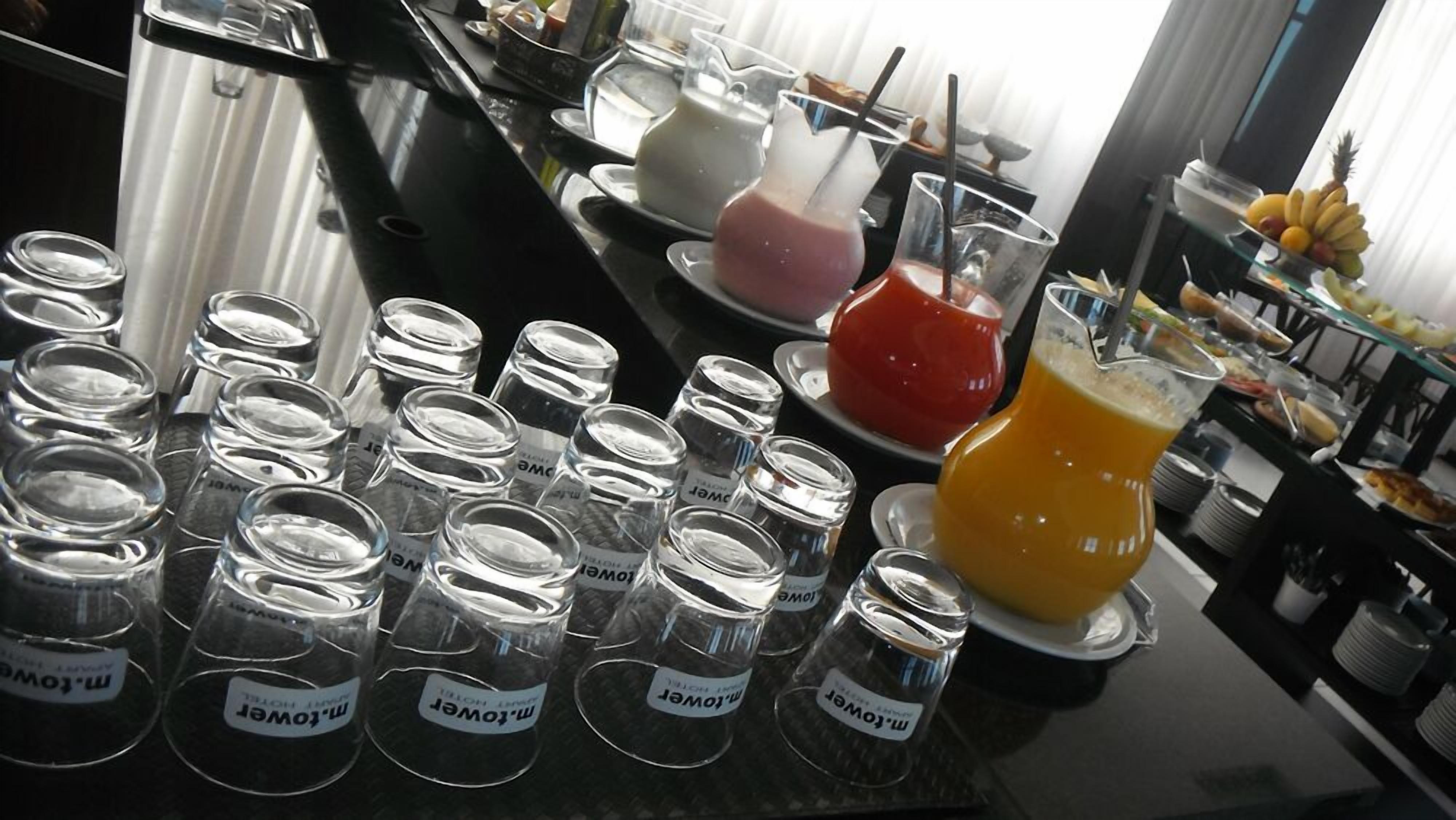Un buffet proposant une variété de plats et de boissons.