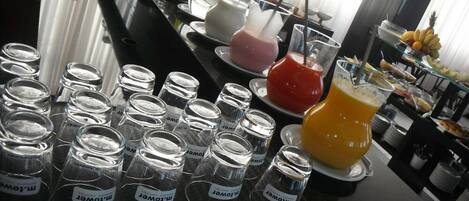 Un mostrador de buffet con diversas opciones de comida y bebidas.