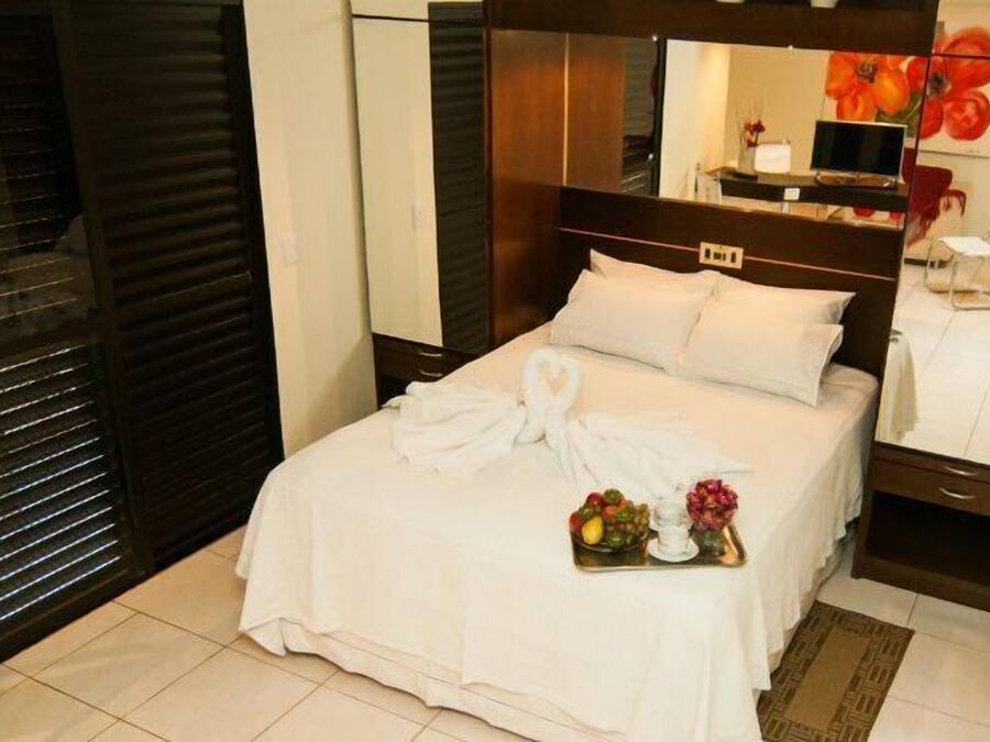 Suite | Premium bedding, in-room safe, desk, iron/ironing board (on request)