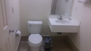 Combined shower/tub, free toiletries, hair dryer, towels