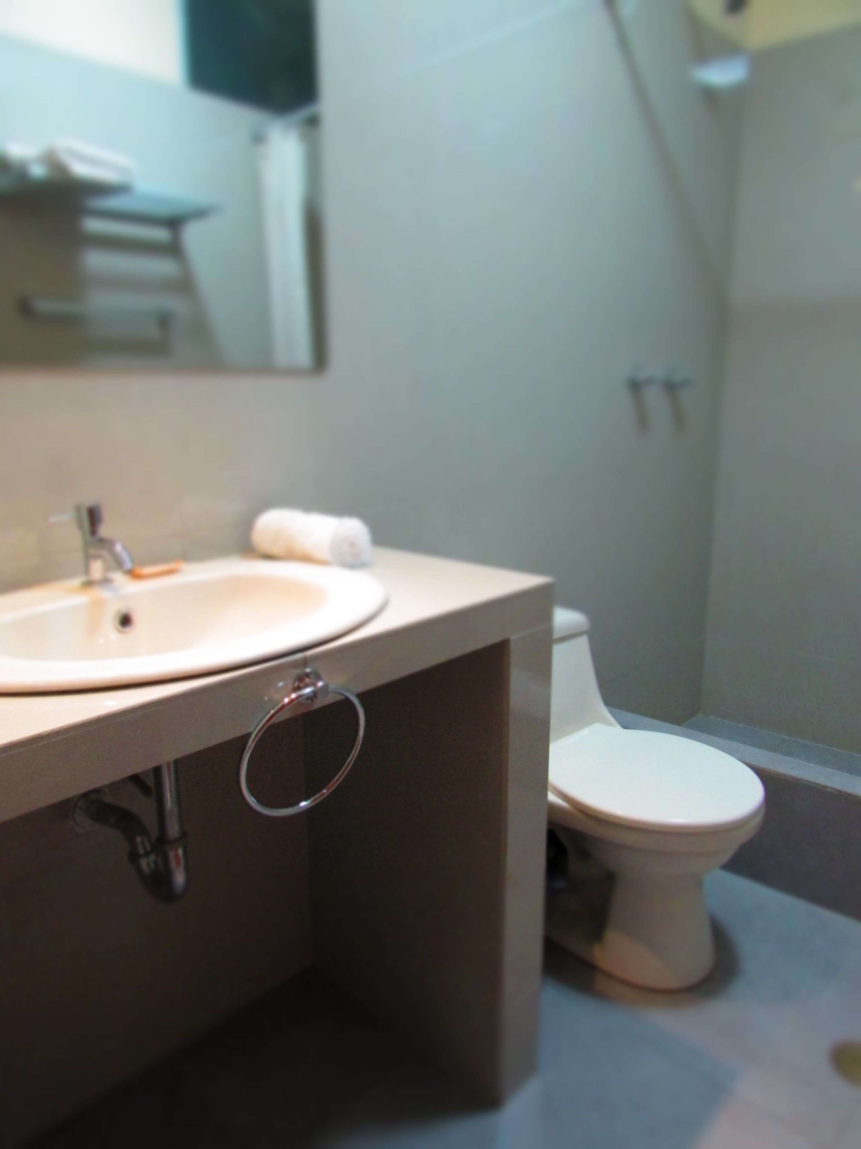 rainfall showerhead, free toiletries, hair dryer, towels