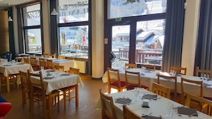 Déjeuner et dßner servis sur place, spécialités Cuisine régionale