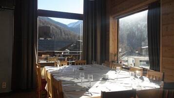 Der serveres frokost, aftensmad og regionale retter