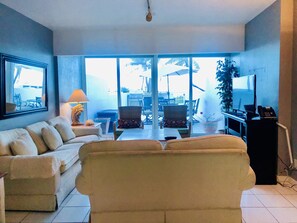 Casa de ciudad panorámica, vista a la playa | Área de sala de estar | Televisión de pantalla plana