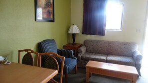 Room, 1 Queen Bed, Non Smoking | Living area - Budget Inn (Micanopy)