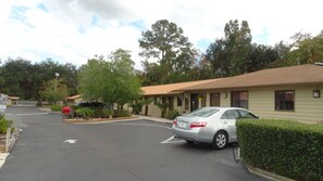 Property grounds - Budget Inn (Micanopy)