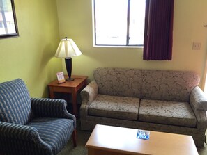 Living area - Budget Inn (Micanopy)