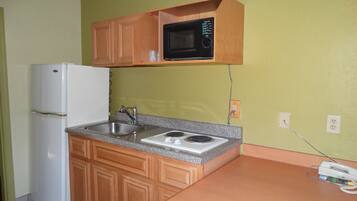 Room, 1 Katil Ratu (Queen), Non Smoking | Dapur kecil peribadi | Peti sejuk/penyejuk beku saiz penuh, ketuhar gelombang mikro, dapur