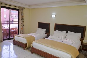 ميني بار ومكتب وستائر تعتيم وتجهيزات عازلة للصوت