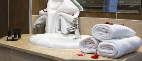 Baignoire, articles de toilette gratuits, sèche-cheveux, bidet