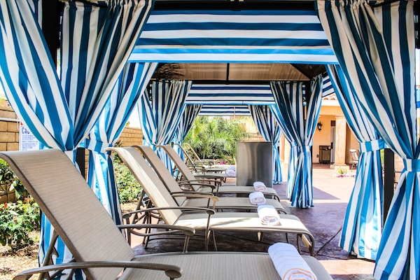 Piscina externa, barracas, guarda-sóis