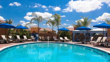 Piscine extérieure, tentes de plage, parasols de plage